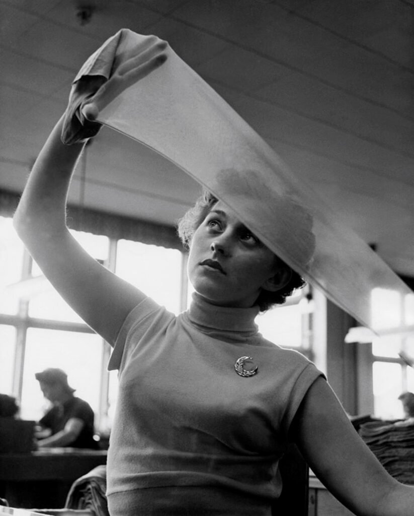 Inspección de medias de nylon en Malmö, Suecia, en 1954