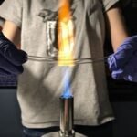 Usando un mechero Bunsen para realizar un doblez sencillo