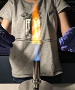 Usando un mechero Bunsen para realizar un doblez sencillo