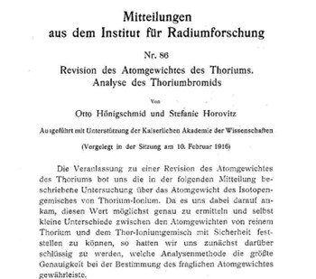 Primera pagina del articulo Hönigschmid, Otto; Horovitz, Stefanie; Richards, Th. W.; Lembert, M. E. (1915). "Das Atomgewicht des Urans und des Bleis". Zeitschrift für Analytische Chemie. 54 (1): 70–72. doi:10.1007/BF01453144. S2CID 97812424