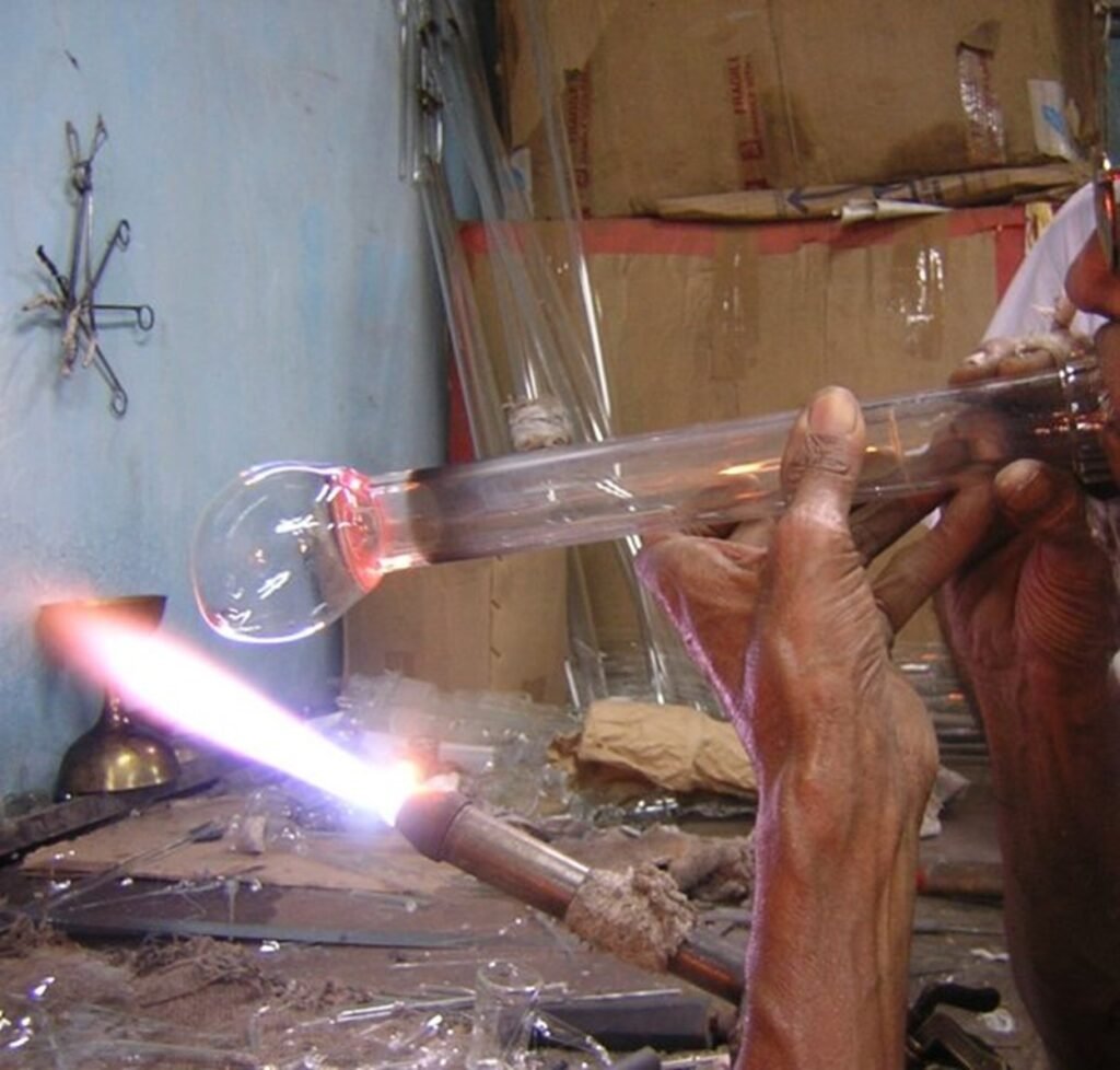 El soplar vidrio caliente sin la técnica adecuada puede ser peligroso para los pulmones