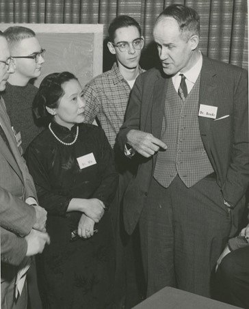 Chien-Shiung Wu (izquierda) con Wallace Brode (derecha) en la Universidad de Columbia en 1958.
