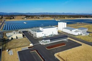 La mayor instalación del mundo de producción de hidrógeno a partir de energías renovables es el Campo de Investigación de la Energía del Hidrógeno de Fukushima, Japón (FH2R).
