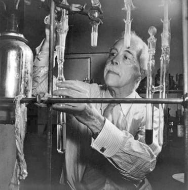 Lewis en su laboratorio