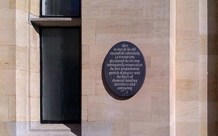 Placa conmemorativa del descubrimiento del electrón por J. J. Thomson en el exterior del antiguo Laboratorio Cavendish de Cambridge