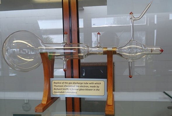 Réplica del tubo de rayos catódicos con deflexión eléctrica de Thomson.