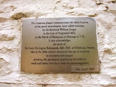 Esta placa de titanio conmemora la identificación del metal menacanita, más tarde llamado titanio, por el reverendo William Gregor en el dique de Tregonwell Mill, en la parroquia de Manaccan en Meneage en 1791. cornwallheritagetrust.org