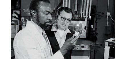 James Harris (izquierda) y Albert Ghiorso con un blanco fabricado por Harris para los experimentos de creación del elemento 105. Fotografía tomada el 21 de abril de 1970.