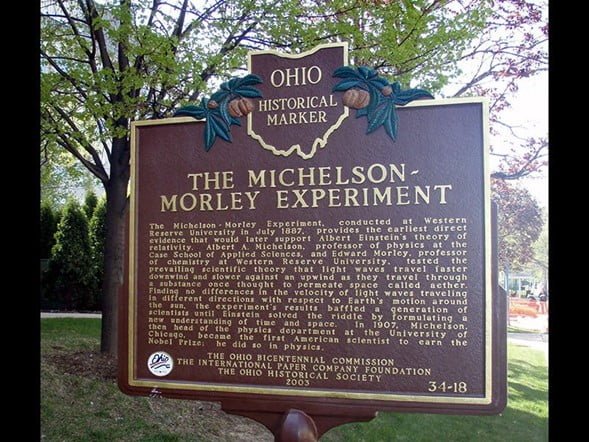 Marcador histórico del lugar donde se realizó el experimento Michelson - Morley