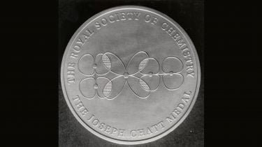 Medalla Chatt diseñada por Sir Harry Kroto y Jeff Leigh