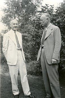 Fajans (izquierda) y el decano de LSA Edward Kraus (derecha) en la casa de Kraus en Ann Arbor en 1948