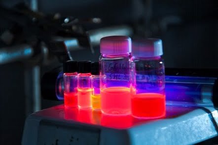 Uno de los campos de mayor impacto de los puntos cuánticos ha sido la medicina, donde se han desarrollado nuevas terapias para el tratamiento de enfermedades con esta tecnología.