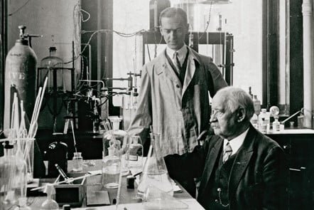 Svante Arrhenius (derecha) en su laboratorio