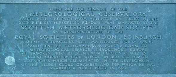 Placa conmemorativa del antiguo observatorio en Ben Nevis (Escocia). Las observaciones realizadas aquí inspiraron a C. Wilson para desarrollar la cámara de niebla.