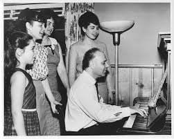 Familia Karle. De izquierda a derecha: Madeleine, Jean, Isabella, Louise y Jerome sentados en el piano