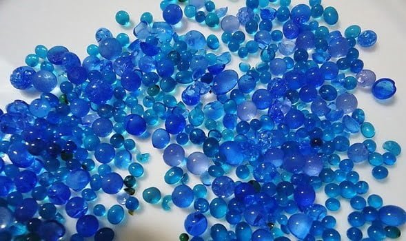 Perlas de sílica gel con cloruro de cobalto como indicador de humedad