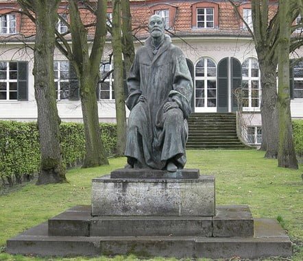 Estatua en honor a Fischer en Berlín