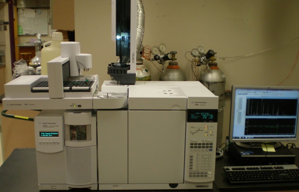 Técnicas de análisis como la Cromatografía de gases acoplada a espectrometría de masas se emplean en la química forense