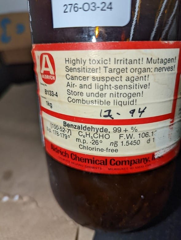 Botella de benzaldehido