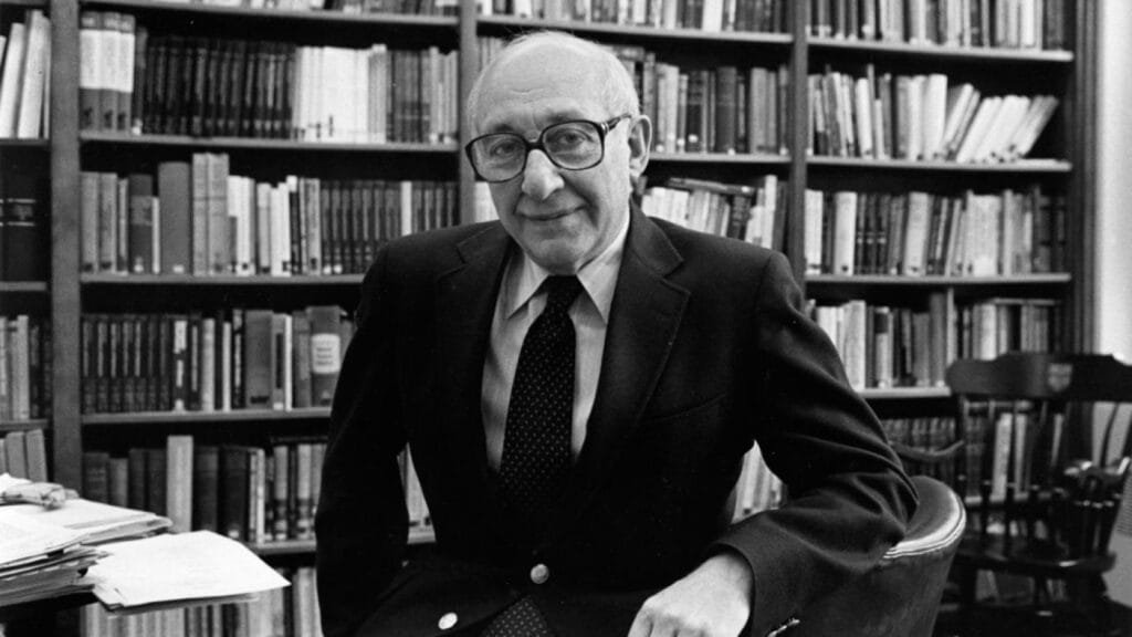 Jack Halpern, Catedrático Distinguido Louis Block del Departamento de Química de la Universidad de Chicago, en su despacho en una foto sin fecha. Fotografía de Patricia Evans, cortesía del Centro de Investigación de Colecciones Especiales Hanna Holborn Gray de la Biblioteca de la Universidad de Chicago.