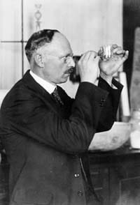 James en su laboratorio