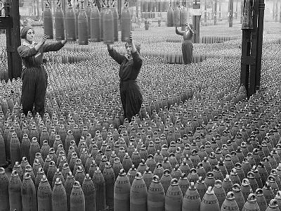 Trabajadoras con obuses en la fábrica de municiones de Chilwell en 1917