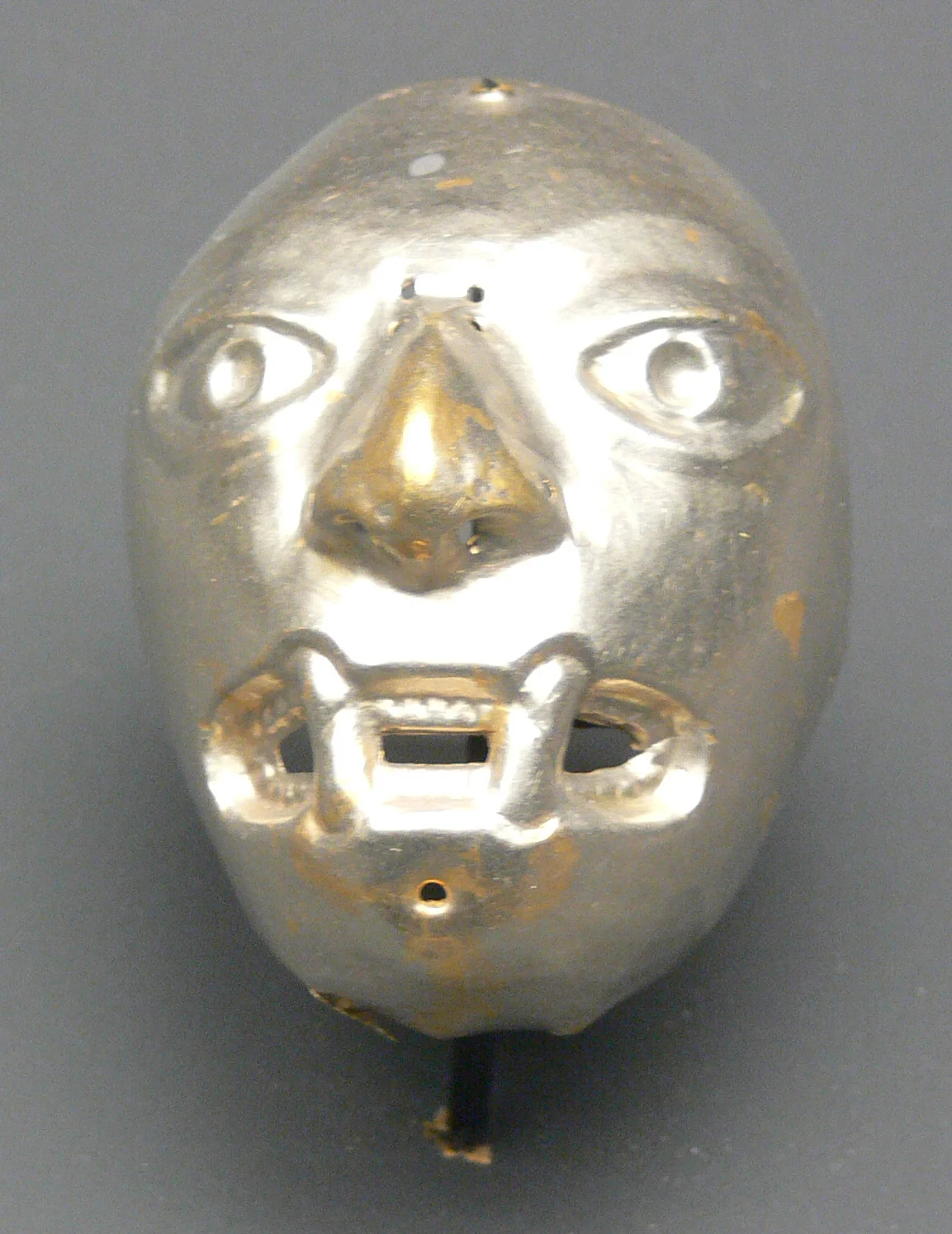 Máscara de platino de la cultura La Tolita (costa de Ecuador), entre el 200 a. C. y el 800 d. C. Museo Etnológico de Berlín