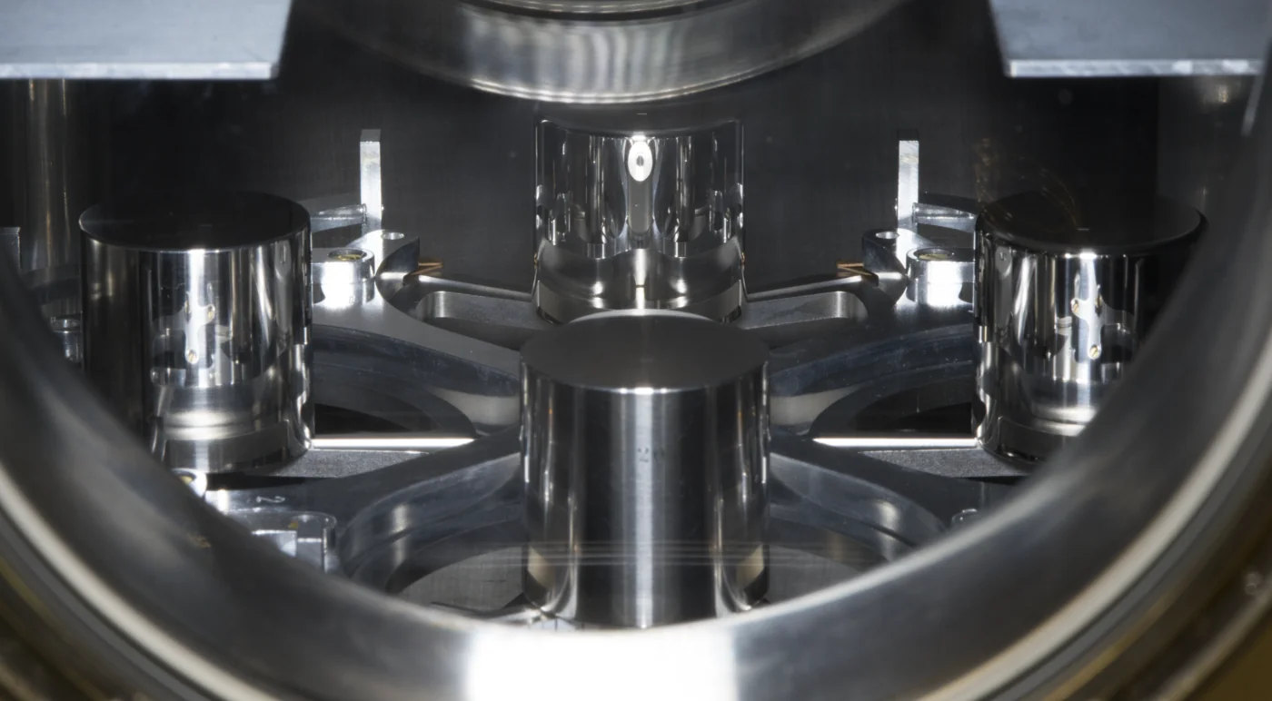 Cuatro de las cinco copias nacionales del kilogramo de platino e iridio de Estados Unidos, entre ellas la K20 (delante)