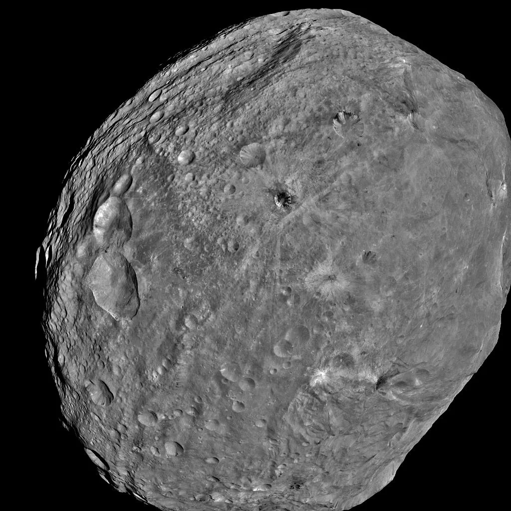 El asteroide Vesta, fotografiado por la sonda Dawn de la NASA. Su descubrimiento en 1807 dio nombre al vestio